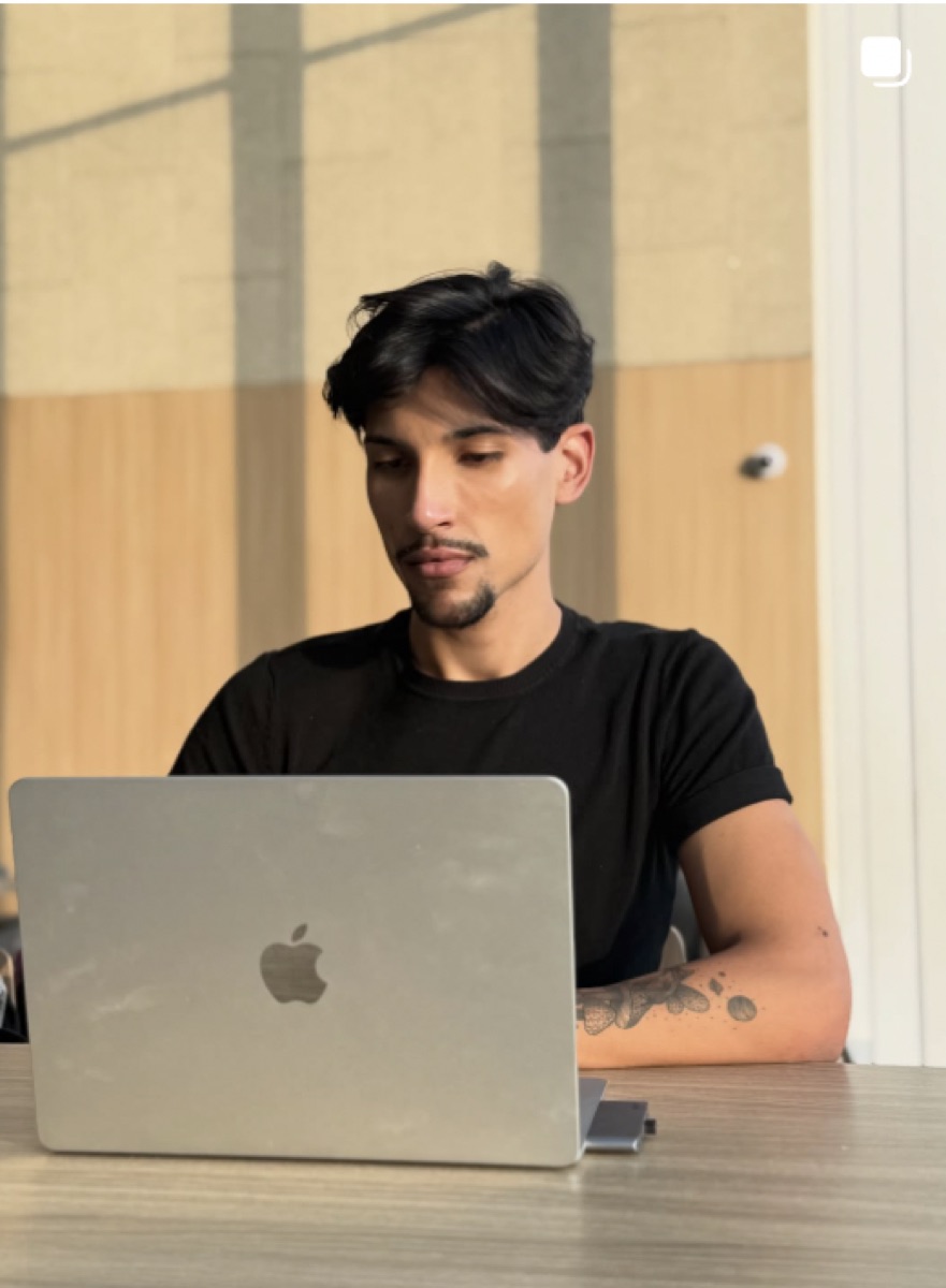 Luis criando no computador