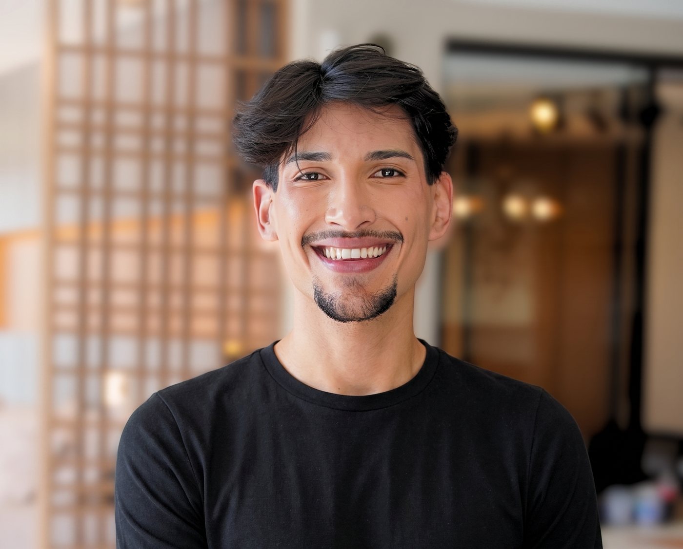 Luis, fundador da FloowCreat, sorrindo no est&uacute;dio